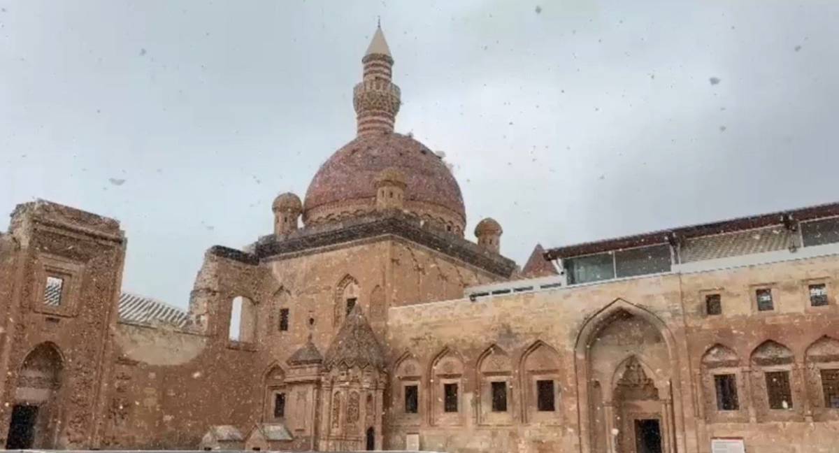 İshak Paşa Sarayı Nisan’da Beyaza Büründü
