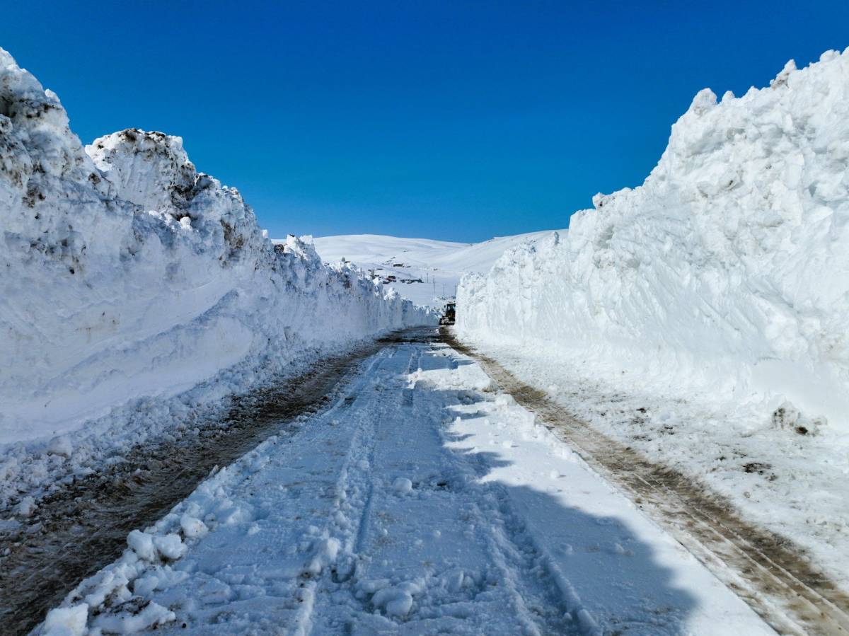 Ağrı’da yüksek rakımda zorlu karla mücadele çalışması