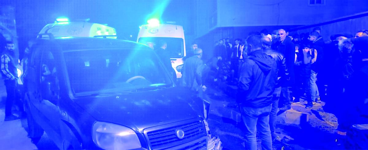 Ağrı’da motosiklet ile hafif ticari araç çarpıştı: 2 yaralı