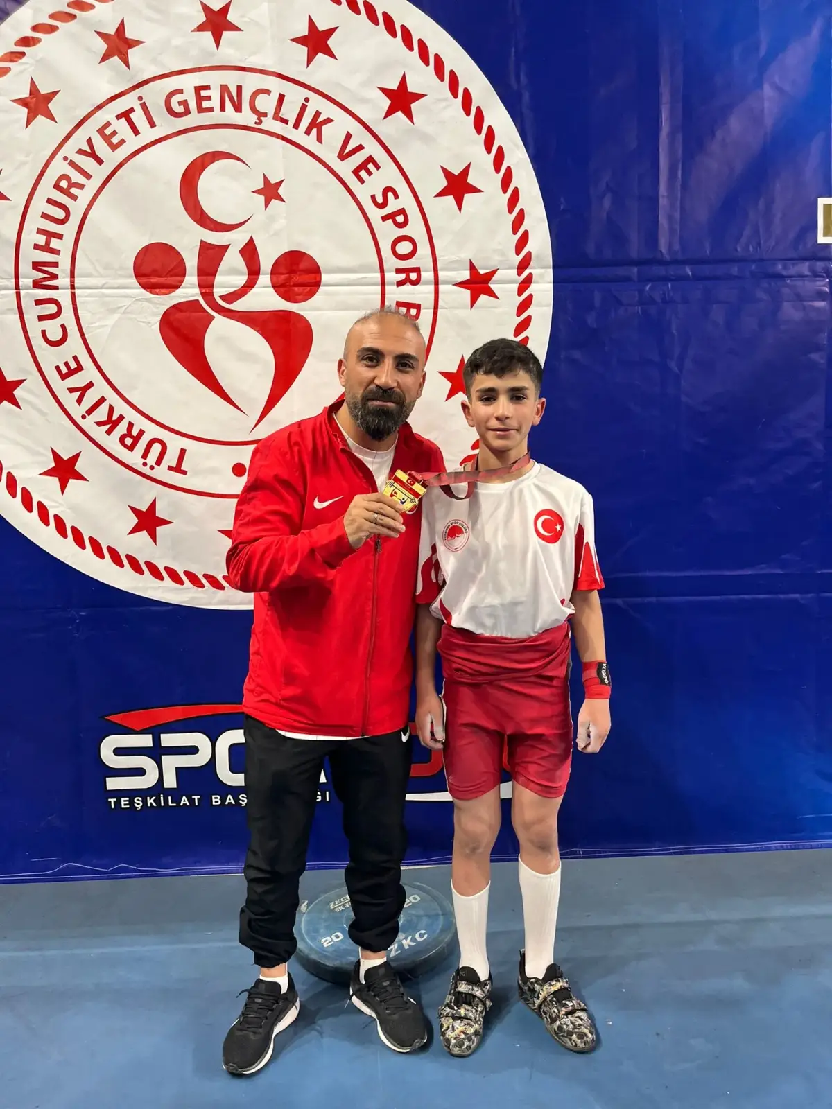 Ağrı’da öğrenci Osman Oğur’dan halterde Türkiye birinciliği