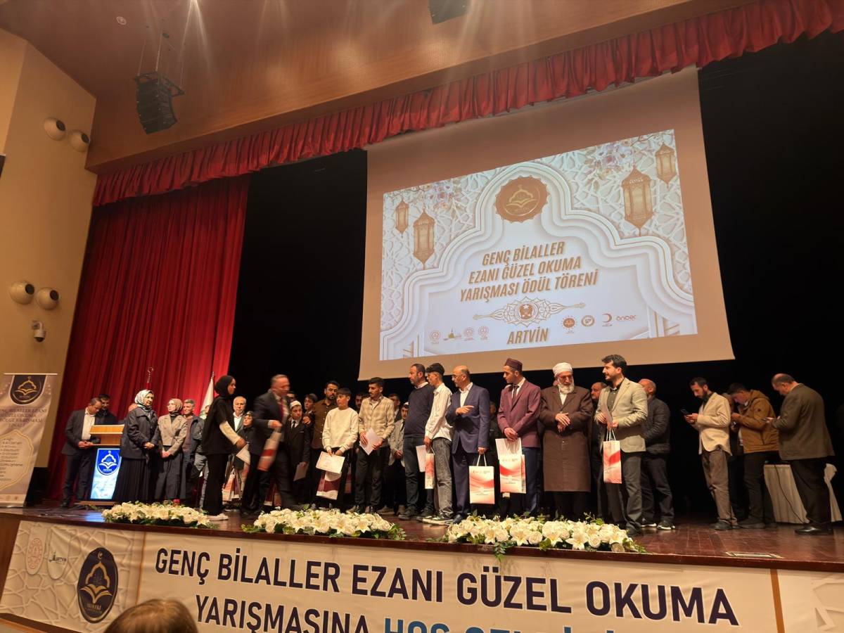 Ağrılı öğrenci ezan yarışmasında bölge birincisi oldu