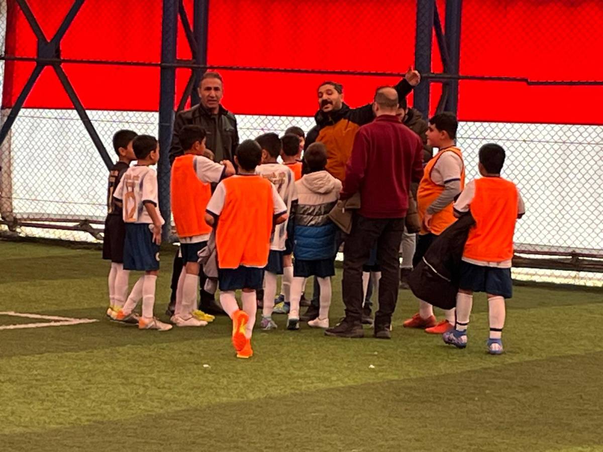 Ağrı’da 23 Nisan etkinlikleri kapsamında “Minikler Futbol Turnuvası” başladı