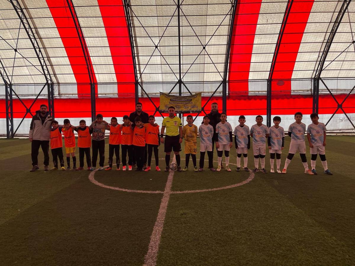 Ağrı’da 23 Nisan etkinlikleri kapsamında “Minikler Futbol Turnuvası” başladı