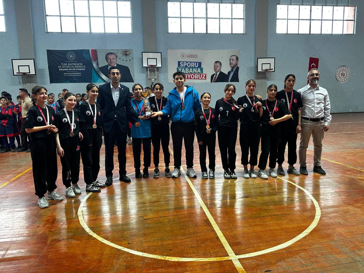 Patnos'ta Kız ve Erkek Futsal Turnuvası Sona Erdi