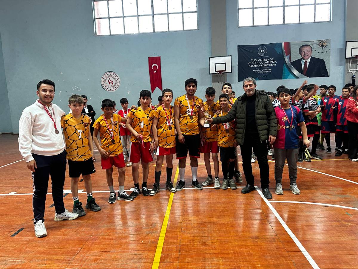 Patnos'ta Kız ve Erkek Futsal Turnuvası Sona Erdi