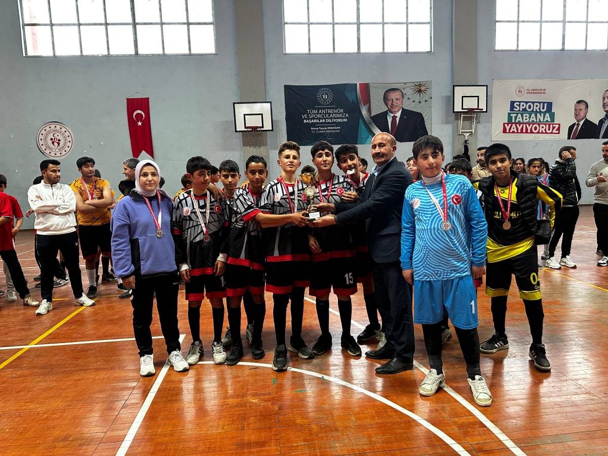 Patnos'ta Kız ve Erkek Futsal Turnuvası Sona Erdi