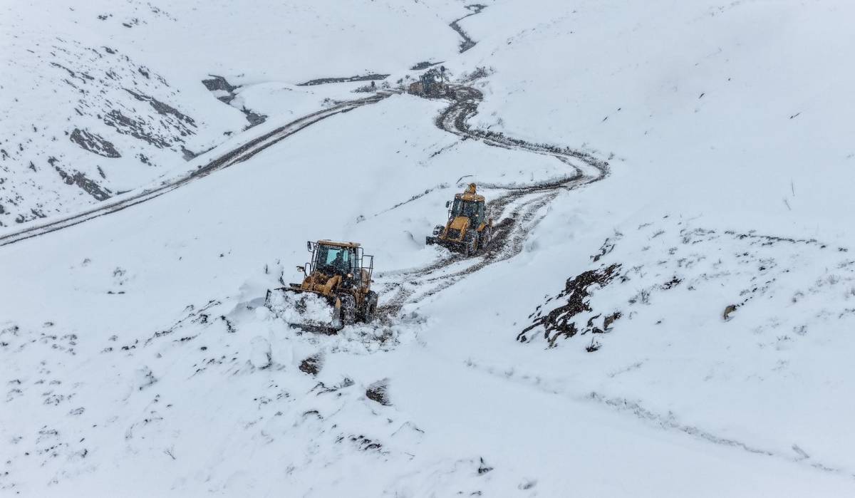 Van'da Nisan Ayında Karla Mücadele Çalışmaları