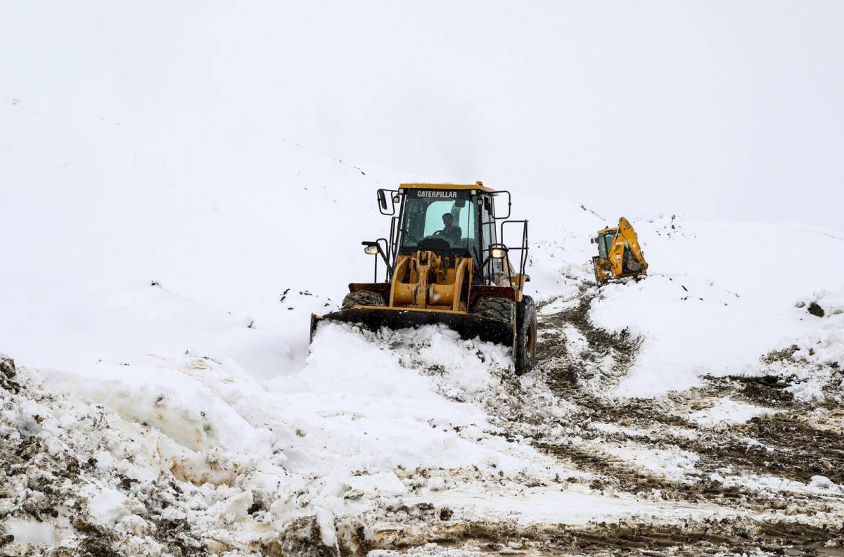 Van'da Nisan Ayında Karla Mücadele Çalışmaları