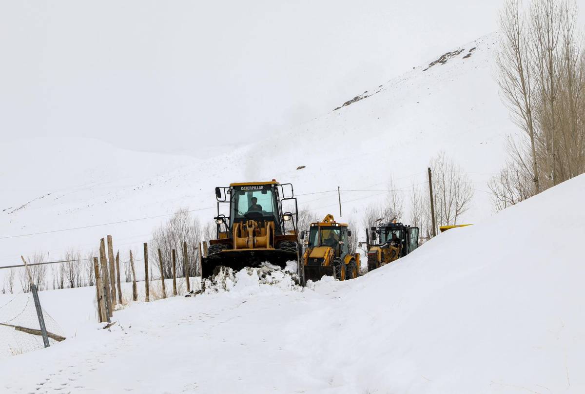 Van'da Nisan Ayında Karla Mücadele Çalışmaları