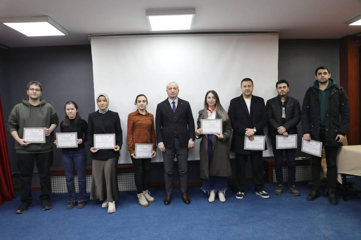 Ağrı’da 3 boyutlu yazıcı eğitimi alan öğretmenlere katılım belgeleri verildi