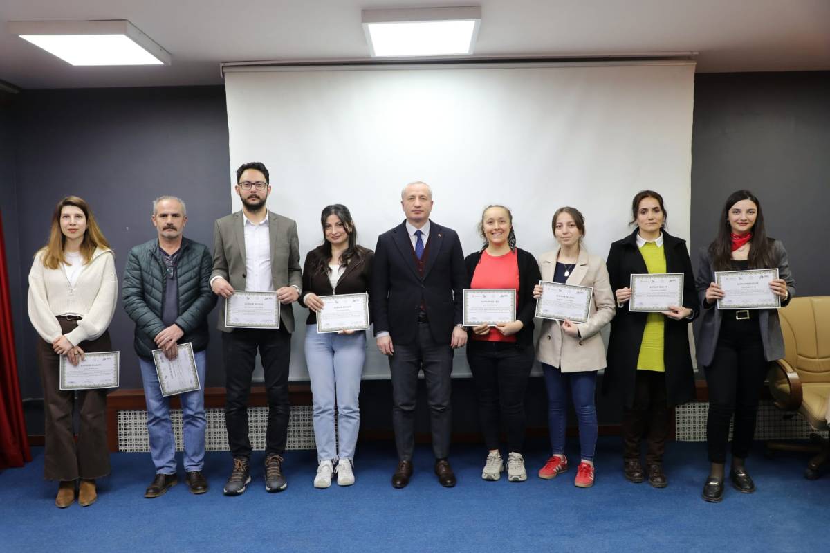 Ağrı’da 3 boyutlu yazıcı eğitimi alan öğretmenlere katılım belgeleri verildi