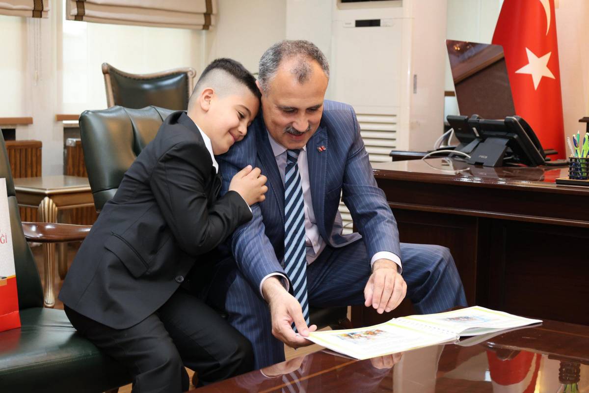 Ağrı Valisi Bozkurt makamını temsili olarak öğrenciye devretti