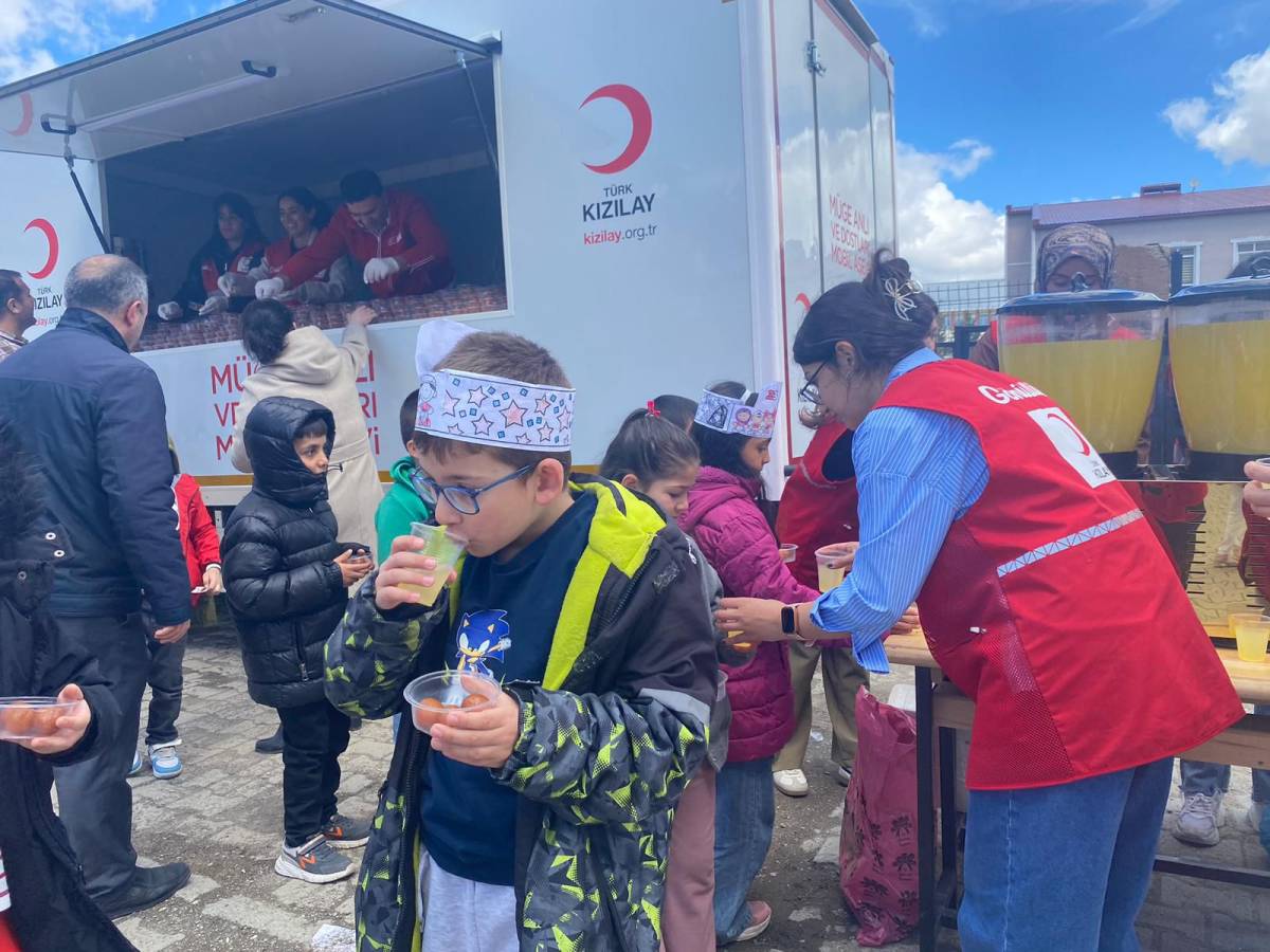 Kızılay gönülleri Ağrı’da 23 Nisan’da çocuklarla buluştu