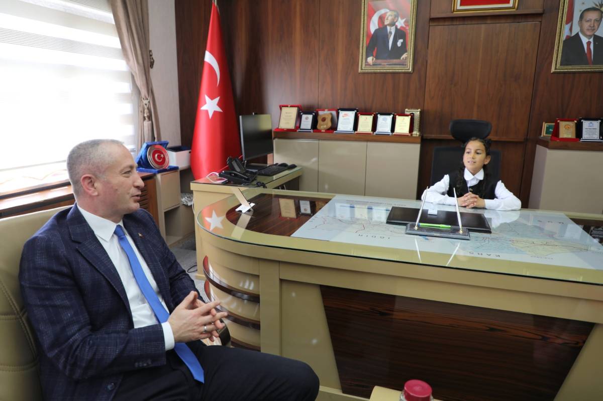 Ağrı’da 23 Nisan’da makam koltuğu öğrencilere devredildi