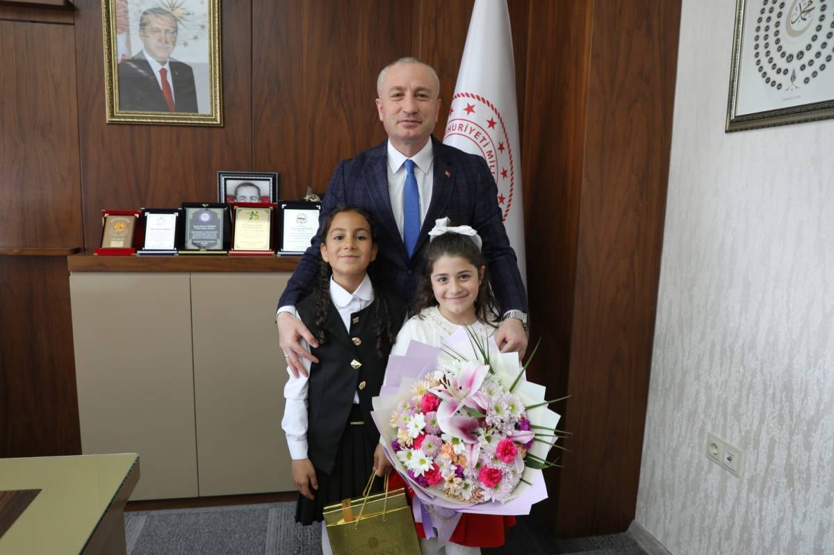 Ağrı’da 23 Nisan’da makam koltuğu öğrencilere devredildi