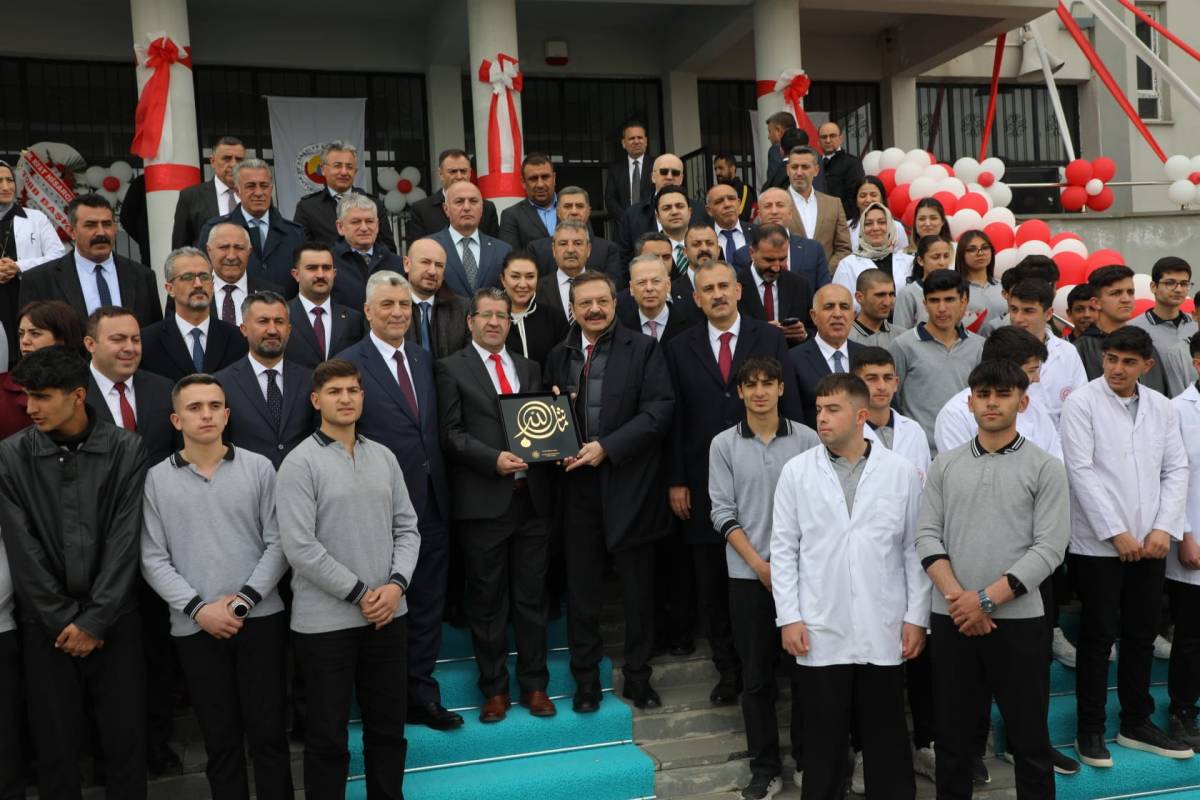 Ağrı'da Türkiye Odalar ve Borsalar Birliği tarafından yaptırılan okul açıldı