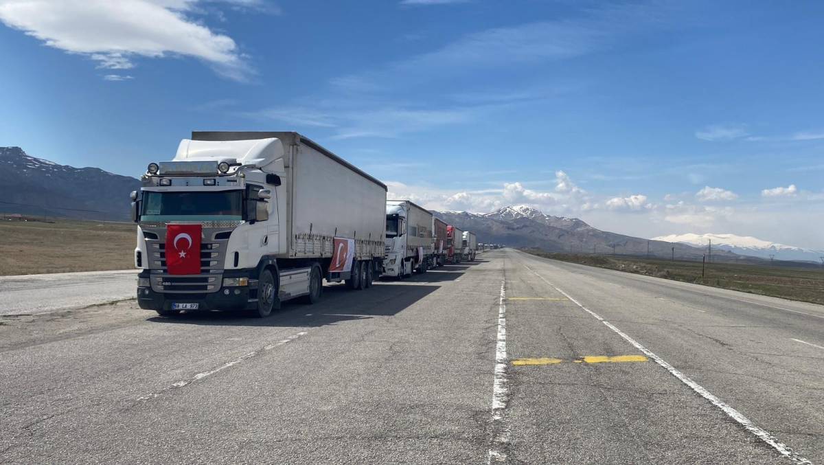 Türkiye’den İran’a ikinci yardım sevkiyatı, Gürbulak Sınır Kapısı üzerinden gönderildi
