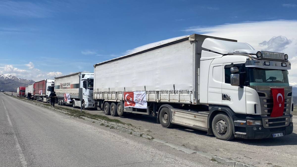 Türkiye’den İran’a ikinci yardım sevkiyatı, Gürbulak Sınır Kapısı üzerinden gönderildi