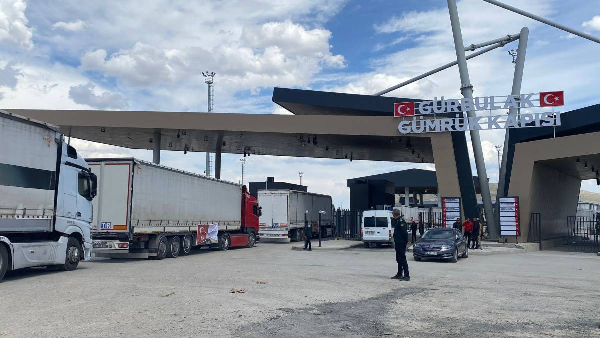 Türkiye’den İran’a ikinci yardım sevkiyatı, Gürbulak Sınır Kapısı üzerinden gönderildi