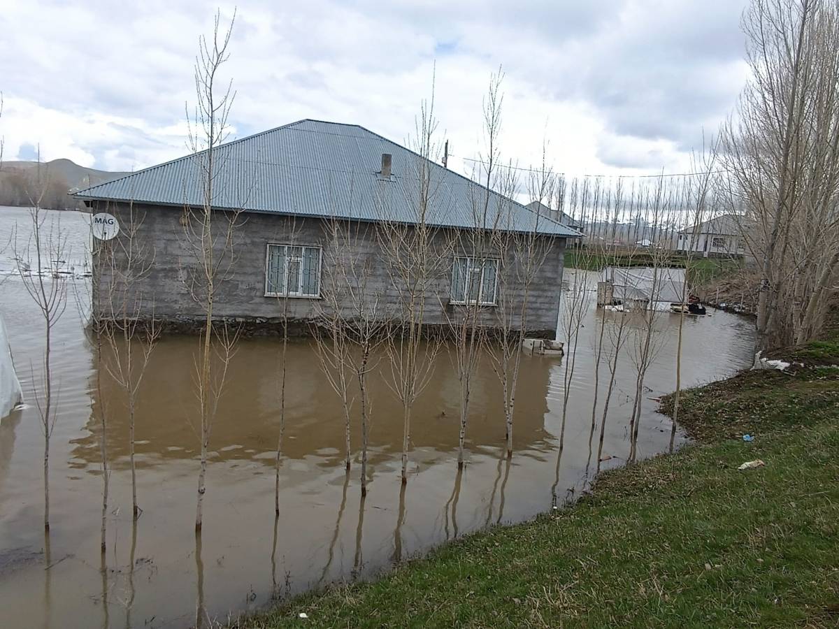 Patnos’ta Sağanak Yağışlar Badişan Deresi’nde Taşkına Yol Açtı