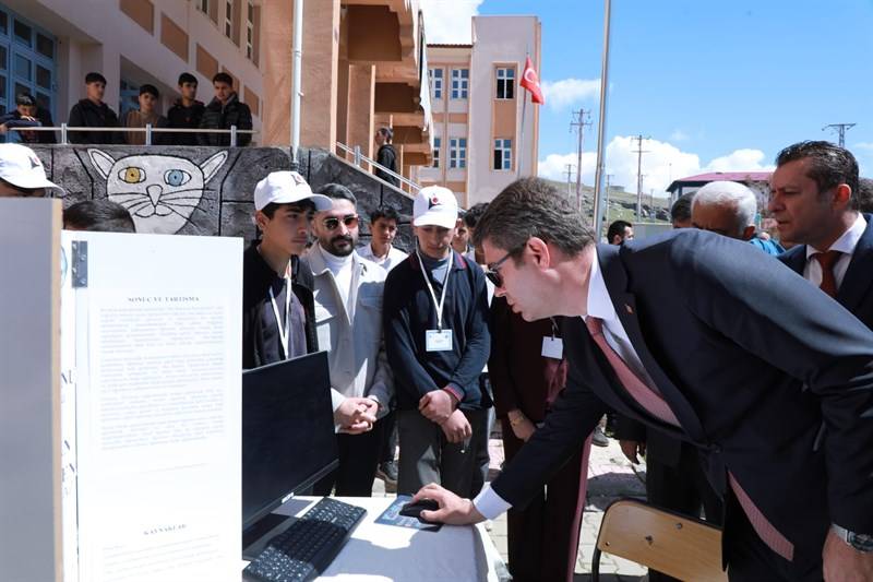Erciş’te TÜBİTAK 4006 Bilim Fuarı Düzenlendi