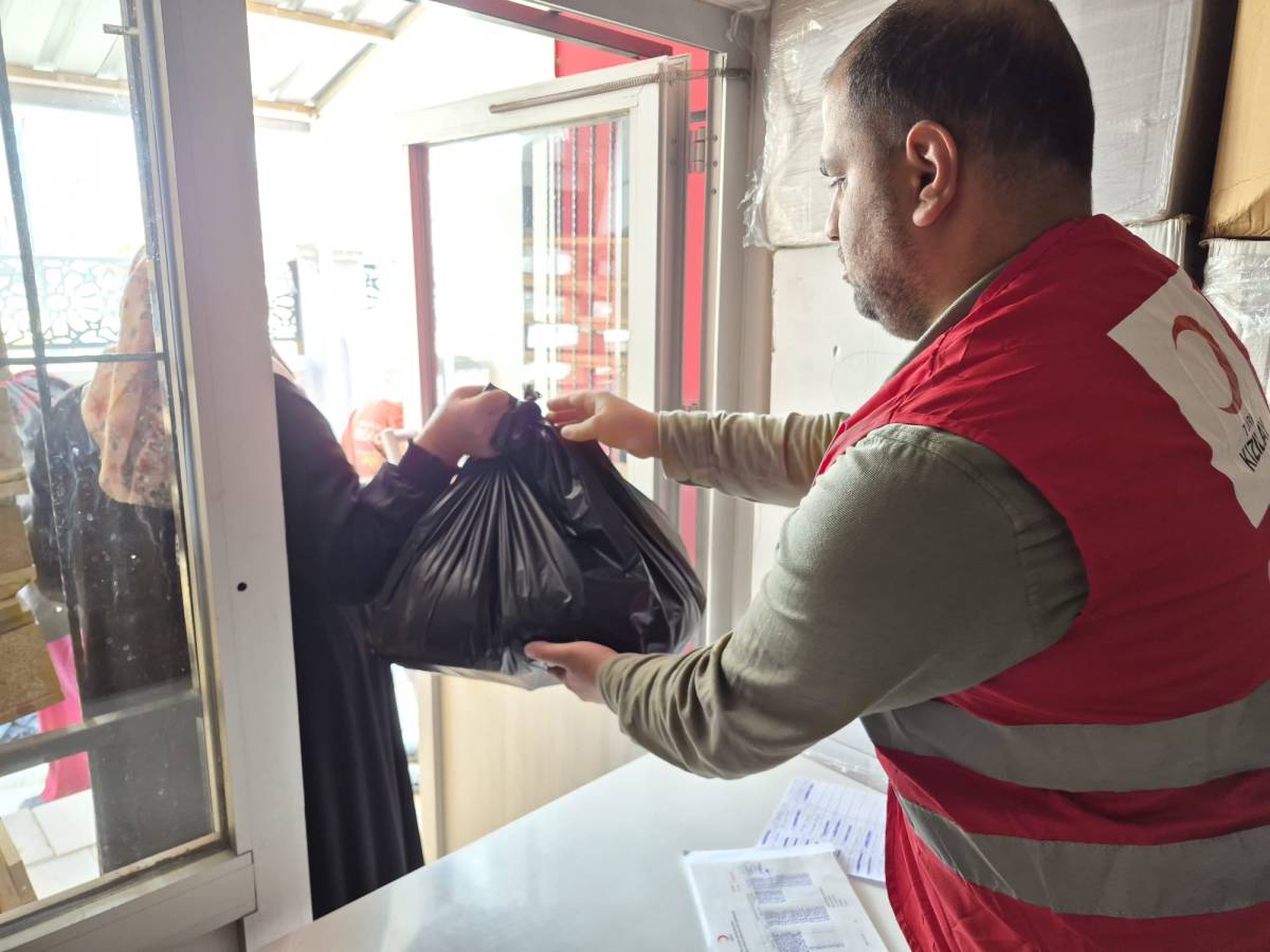 Erciş Kızılay’dan 50 Aileye Gıda Desteği