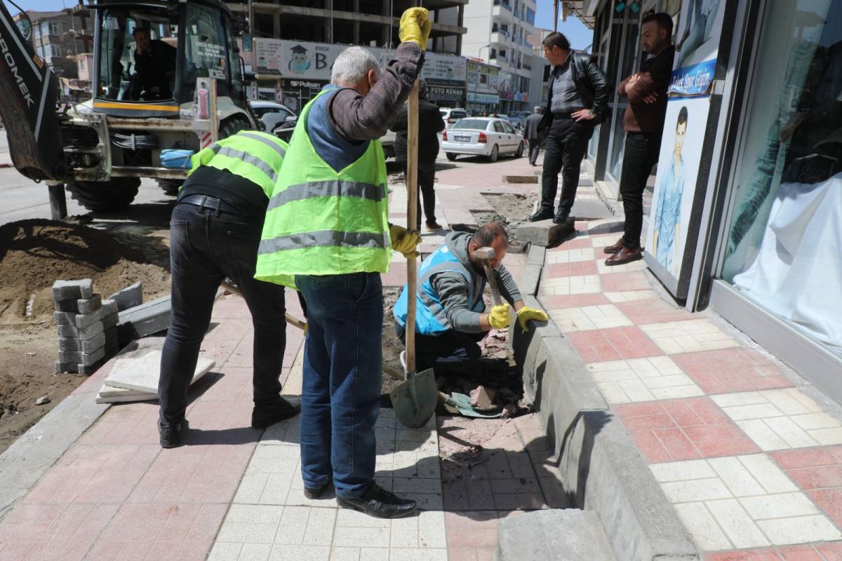 Erciş Belediyesi’nden Kaldırım Onarım Çalışması