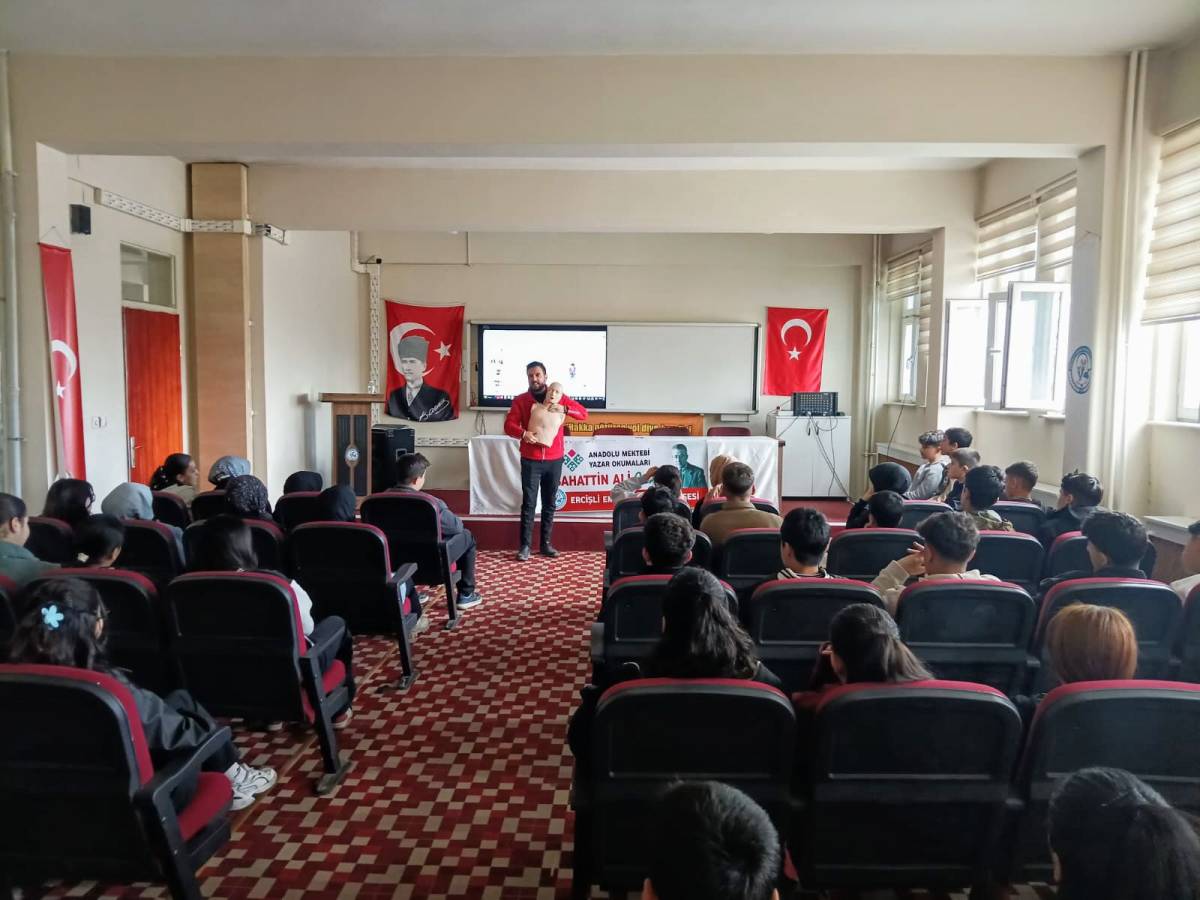 Erciş’te Öğrencilere İlk Yardım Semineri Verildi