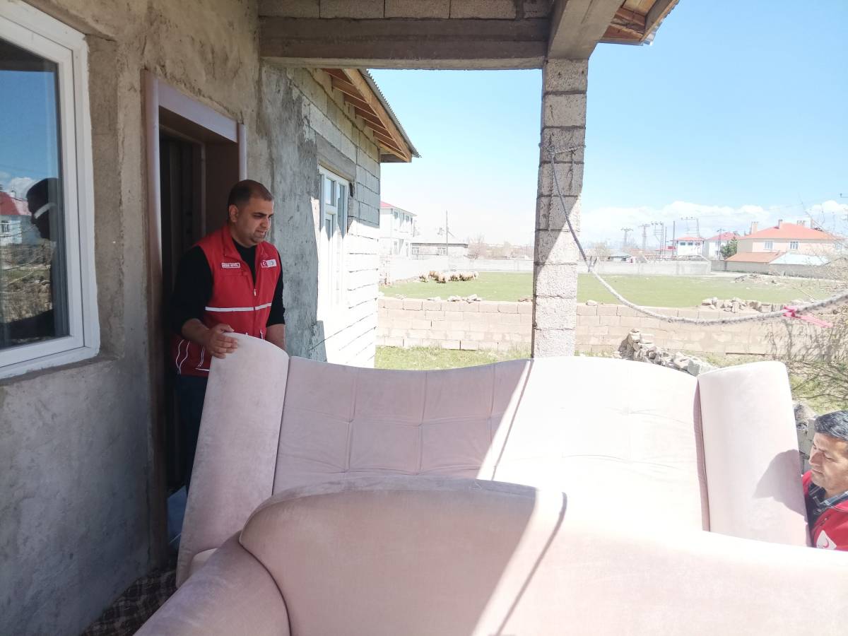 Kızılay Erciş Şubesinden İhtiyaç Sahibi Aileye Ev Eşyası Desteği