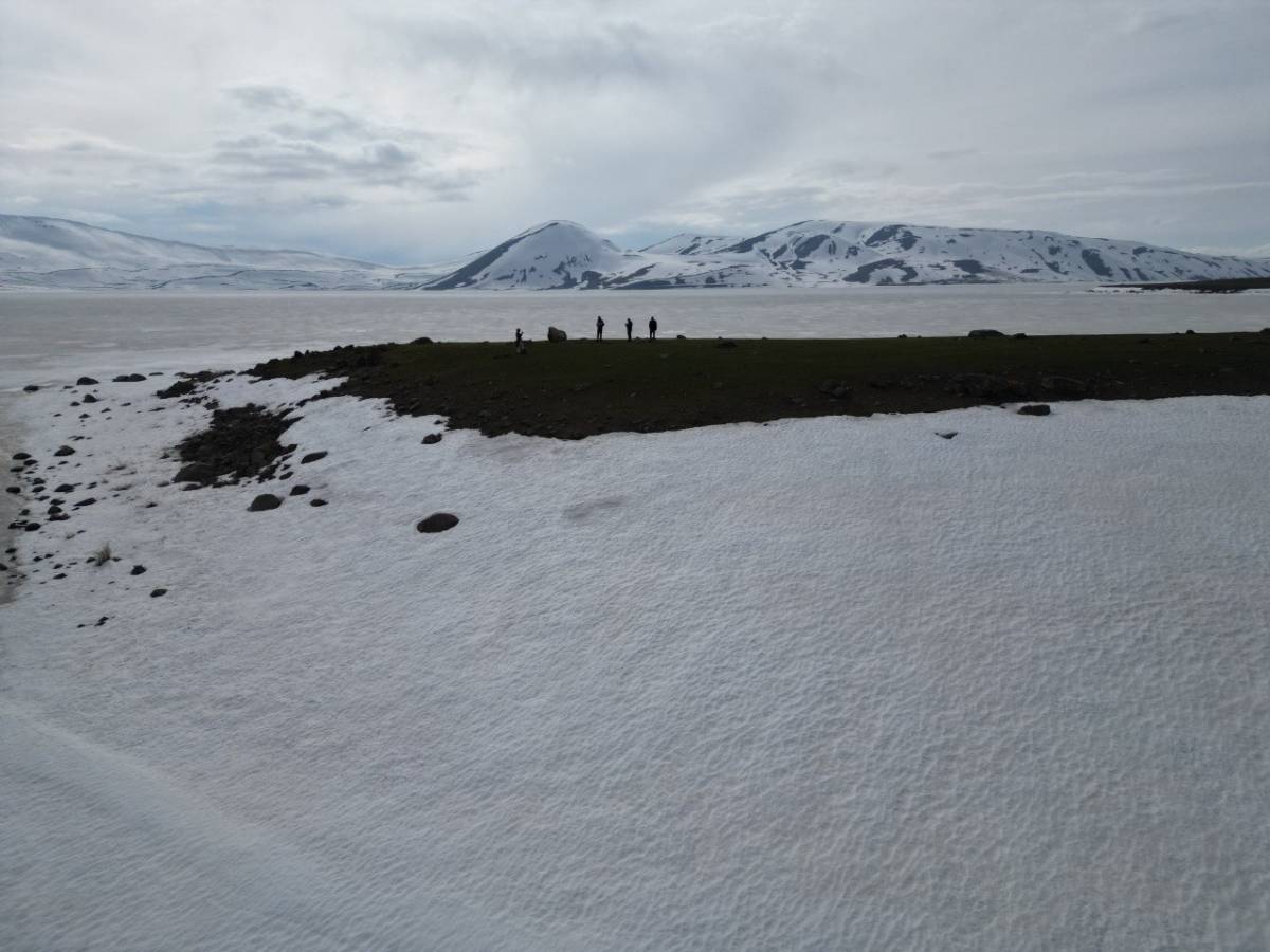 Ağrı’da Bahara Rağmen Balık Gölü Hâlâ Buzla Kaplı