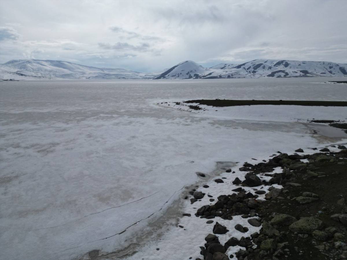 Ağrı’da Bahara Rağmen Balık Gölü Hâlâ Buzla Kaplı