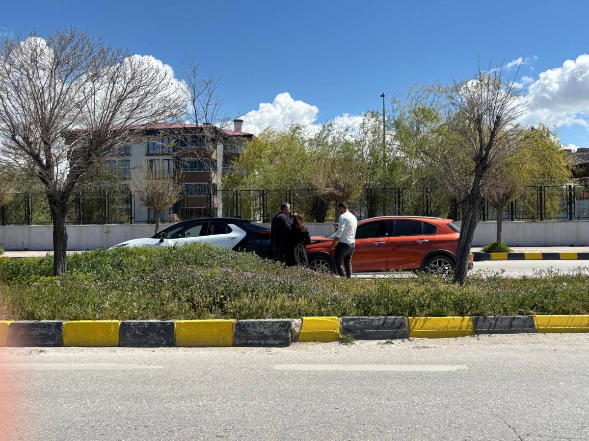 Van’da İki Otomobil Çarpıştı: Araçlarda Maddi Hasar Oluştu